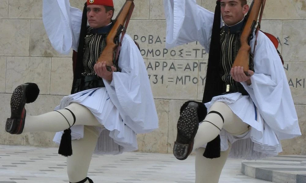 Οι Εύζωνες εντυπωσιάζουν τα social media – «Μοιάζουν βγαλμένοι από παραμύθι» (Βίντεο)
